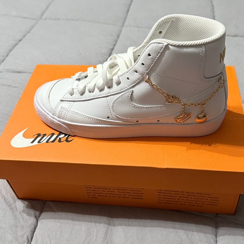 Nike White Gold Sneakers Women’s Size 8 Minimal Aesthetic Casual Shoes